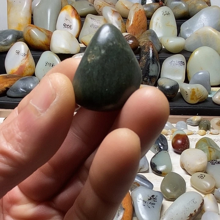 和田玉未镶嵌颈饰吊坠