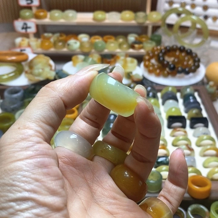 出***泽岫玉未镶嵌项圈岫玉精品指环