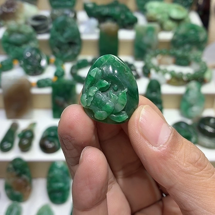 独山玉未镶嵌颈饰荷花