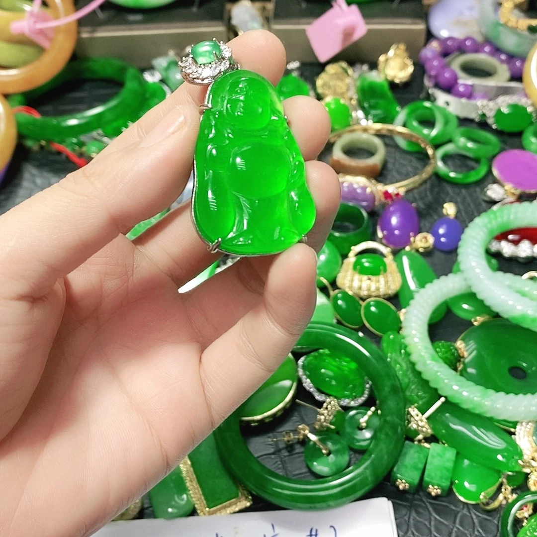 王***红颈饰未镶嵌翡翠吊坠