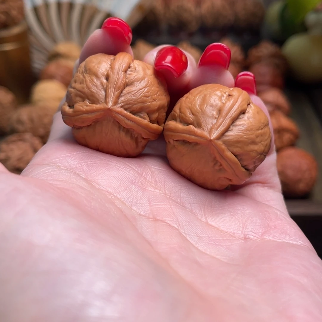 把件文玩核桃钢盔三棱