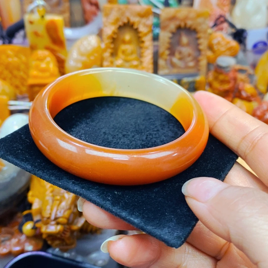 未镶嵌石英质玉（黄龙玉）颈饰