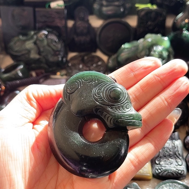 蛇纹石玉未镶嵌颈饰