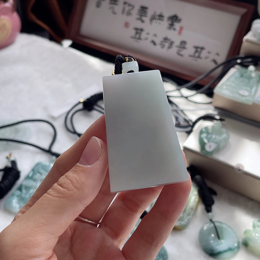 翡翠未镶嵌颈饰无事牌