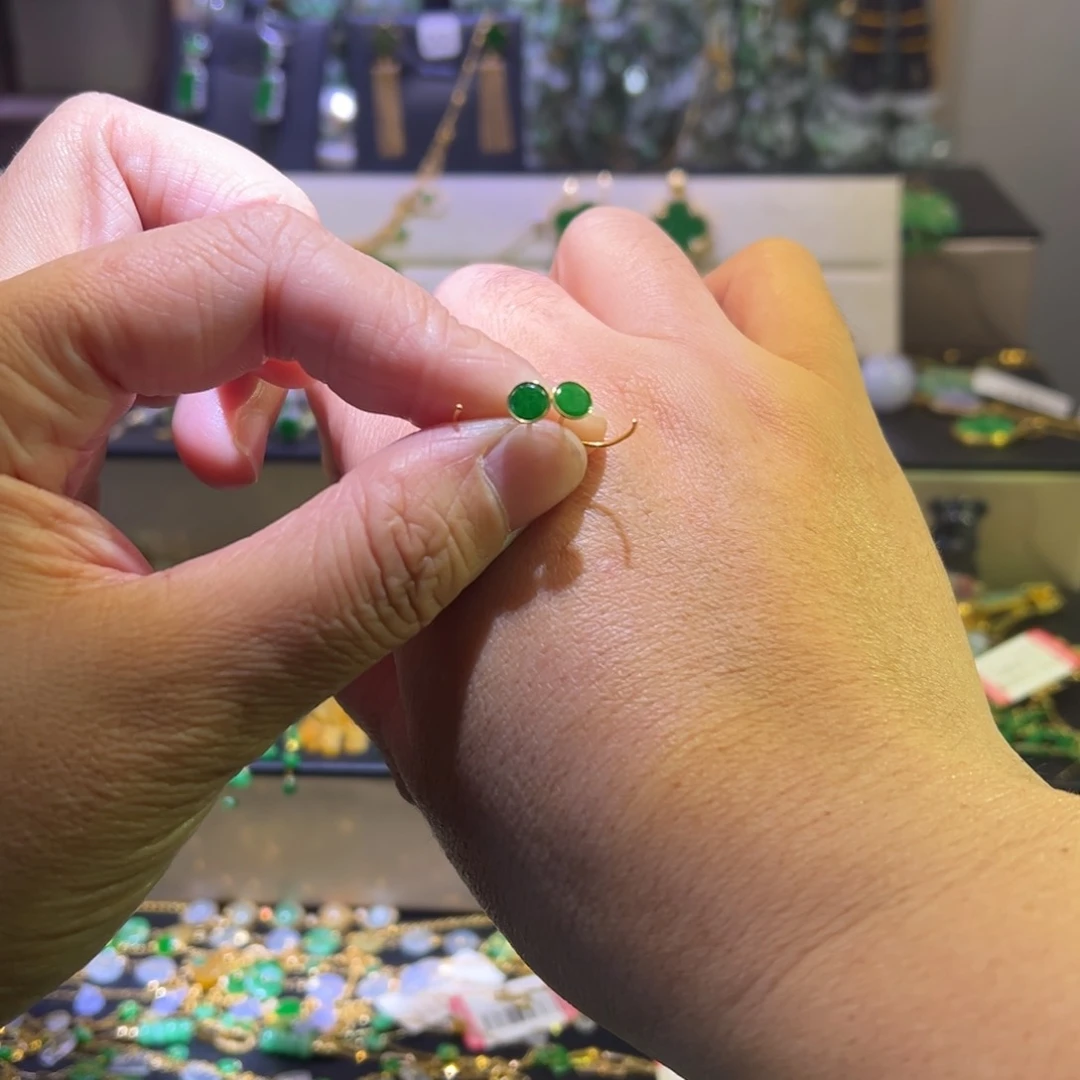 颈饰18K金镶嵌翡翠耳钉