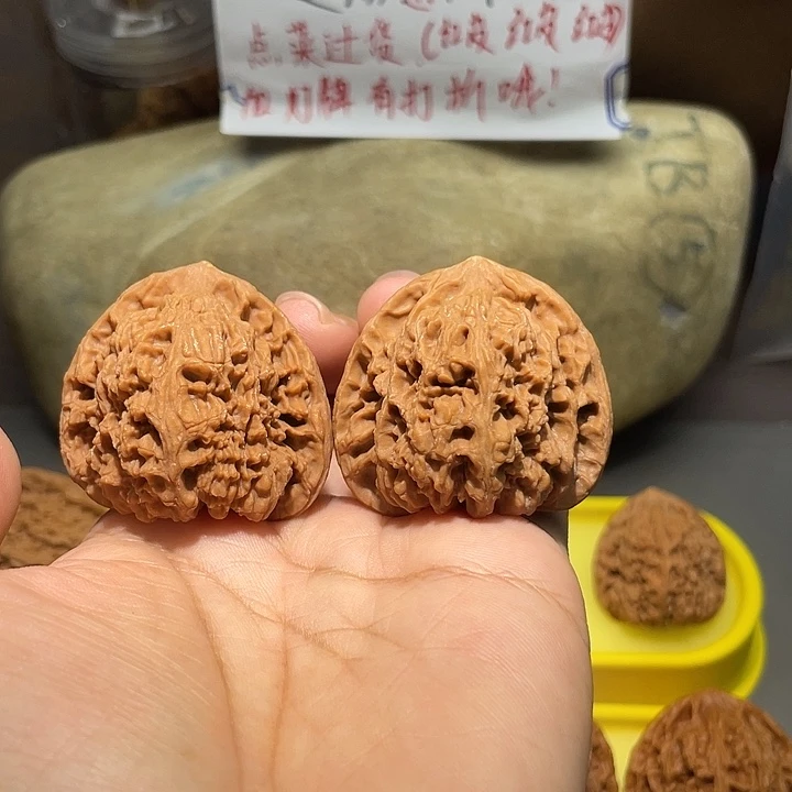 文玩核桃把件15号，43尺全品三角球疆正尖