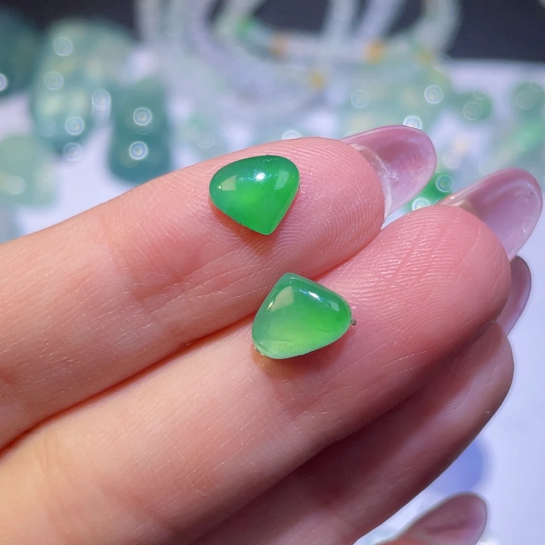 翡翠未镶嵌颈饰裸石