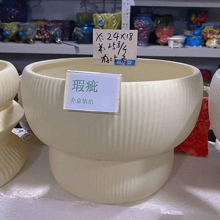 摆件多肉瑕疵盆有孔。
