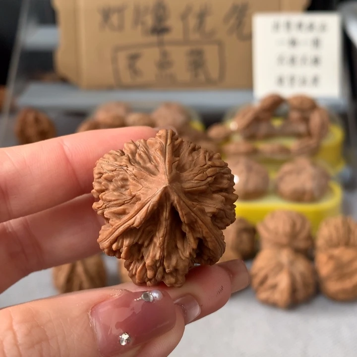 t***n文玩核桃吊坠异形单只，有瑕疵