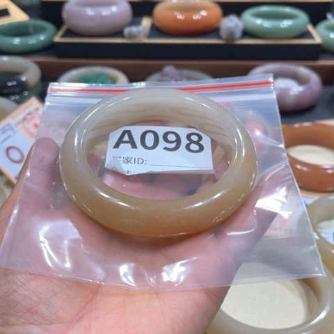 未镶嵌手镯石英质玉