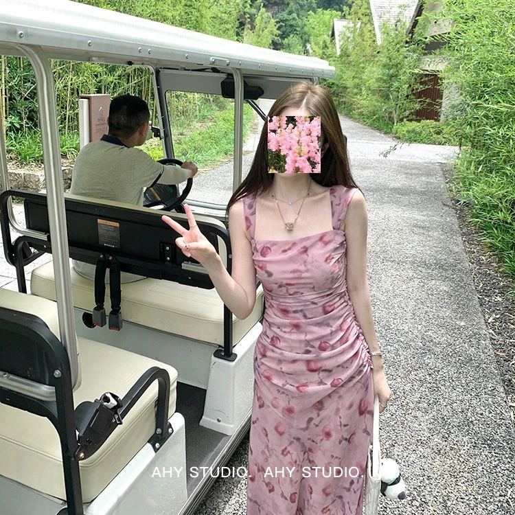 海边度假粉色碎花吊带连衣裙女2025夏季新款修身气质绝美无袖长裙