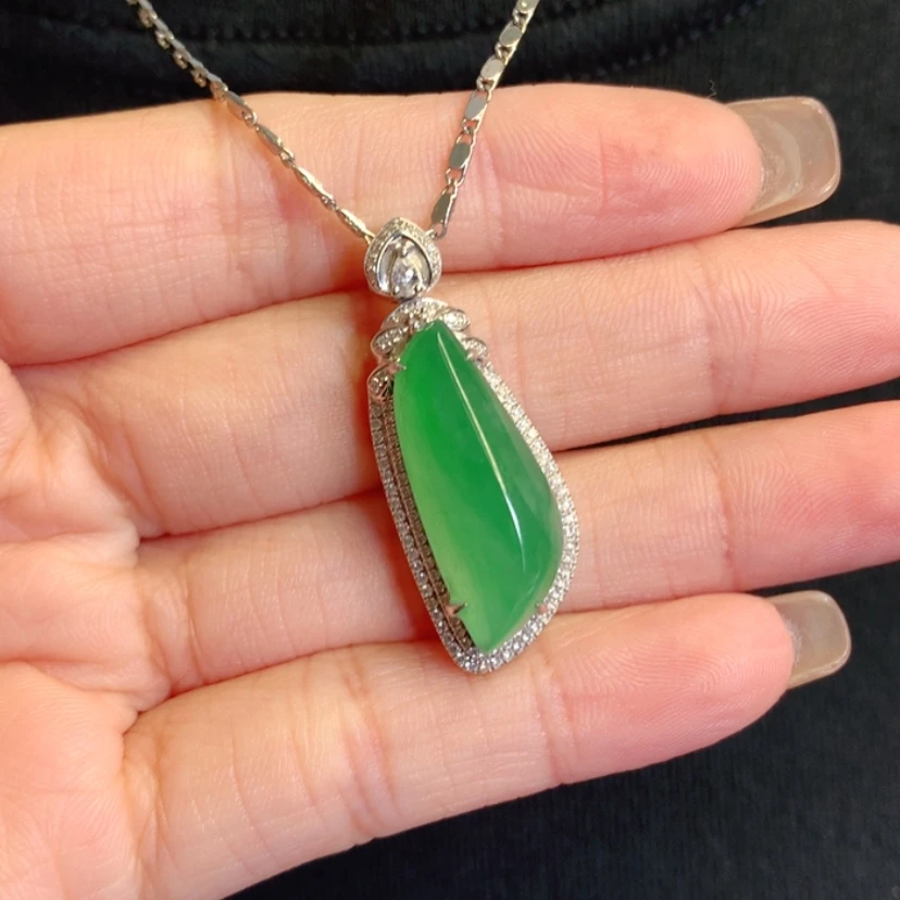 【闪购商品】颈饰18K金镶嵌翡翠随形戒面