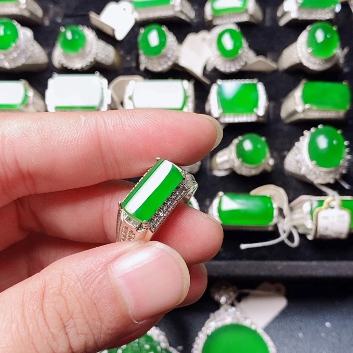 翡翠戒指未镶嵌职**手天然翡翠