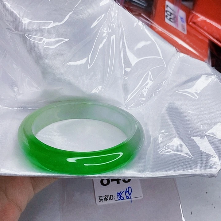 翡翠未镶嵌手镯一图一物实物为准（微瑕处理）