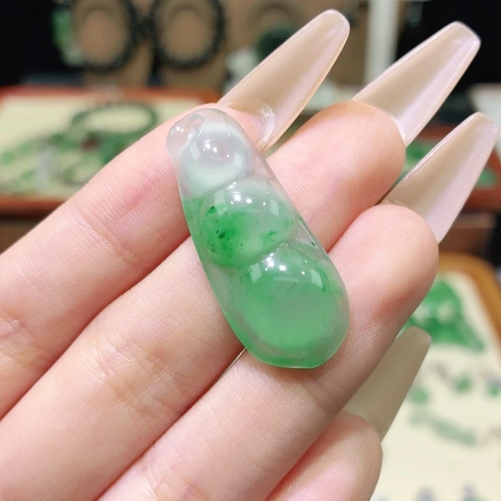 石英质玉（非洲翠）未镶嵌颈饰