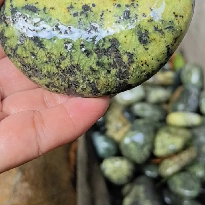 硫***幺有机玻璃藏玉药王石原石手把件一个