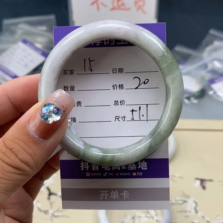 翡翠手镯未镶嵌翡翠