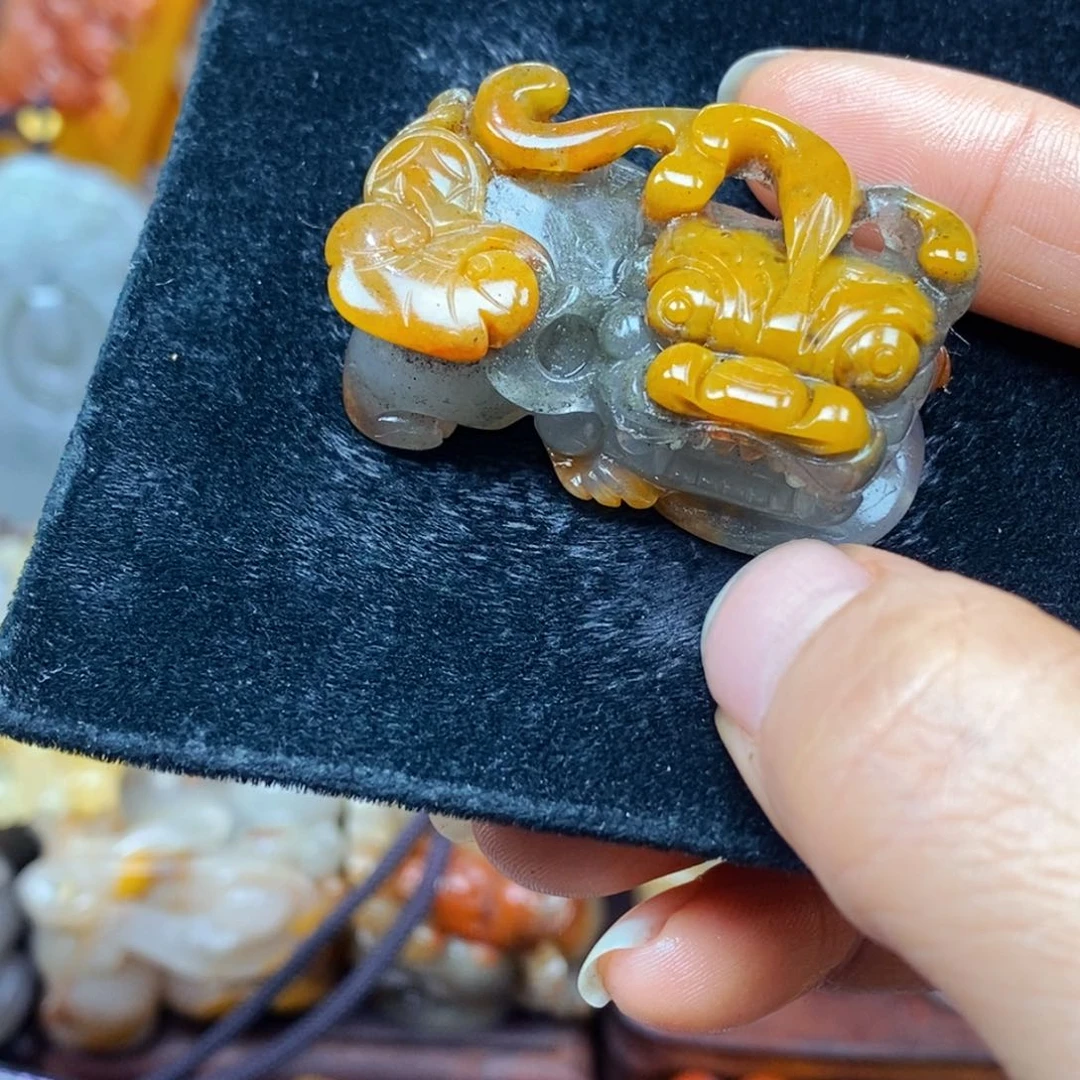 未镶嵌石英质玉（黄龙玉）颈饰