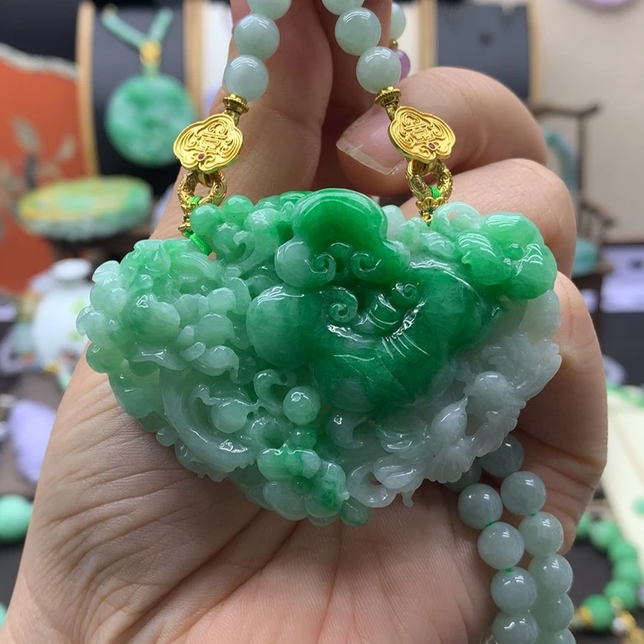 翡翠未镶嵌吊坠(赠链)