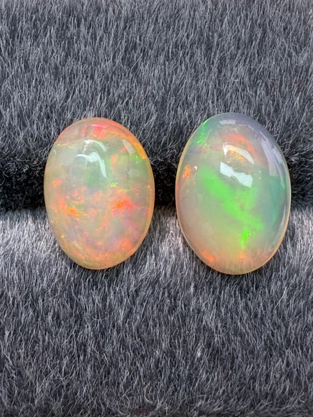 3.63ct天然黑欧泊裸石，颜色美艳，油画般色彩，尺寸11.4*8.1*4.6mm