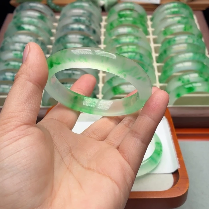 赖***石英质玉未镶嵌手镯