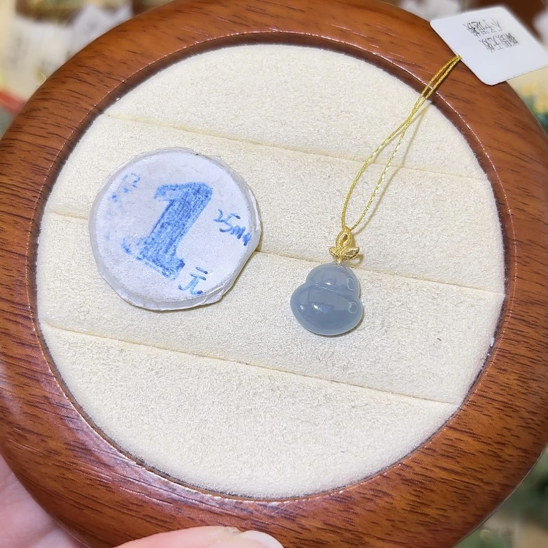 翡翠18K金镶嵌颈饰葫芦