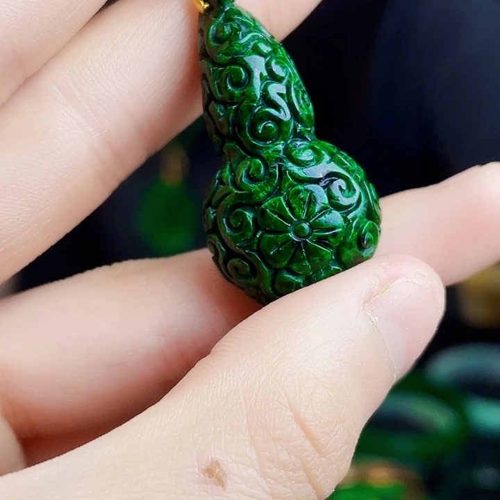 翡翠18K金镶嵌颈饰多样性