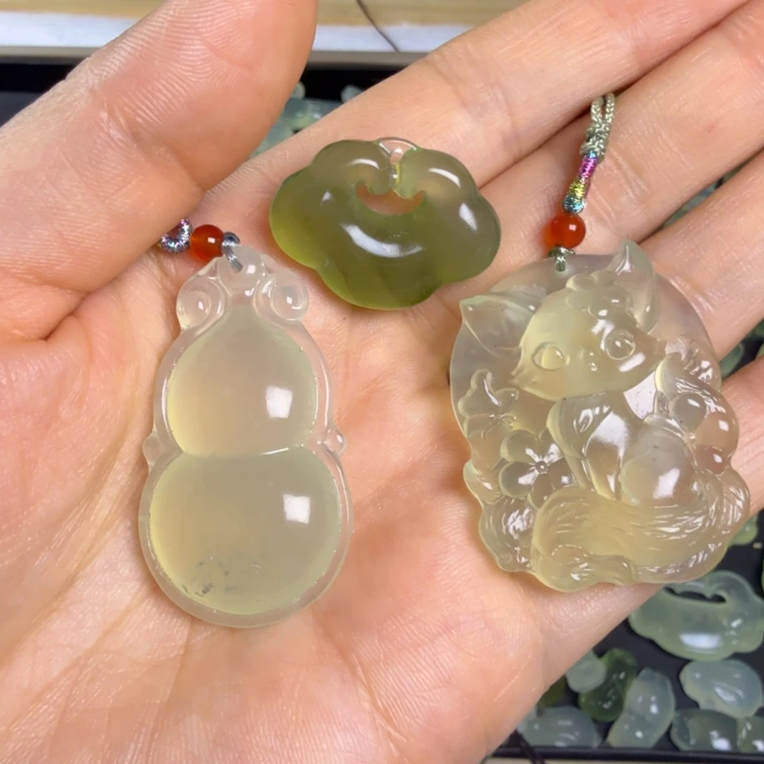 蛇纹石玉未镶嵌颈饰