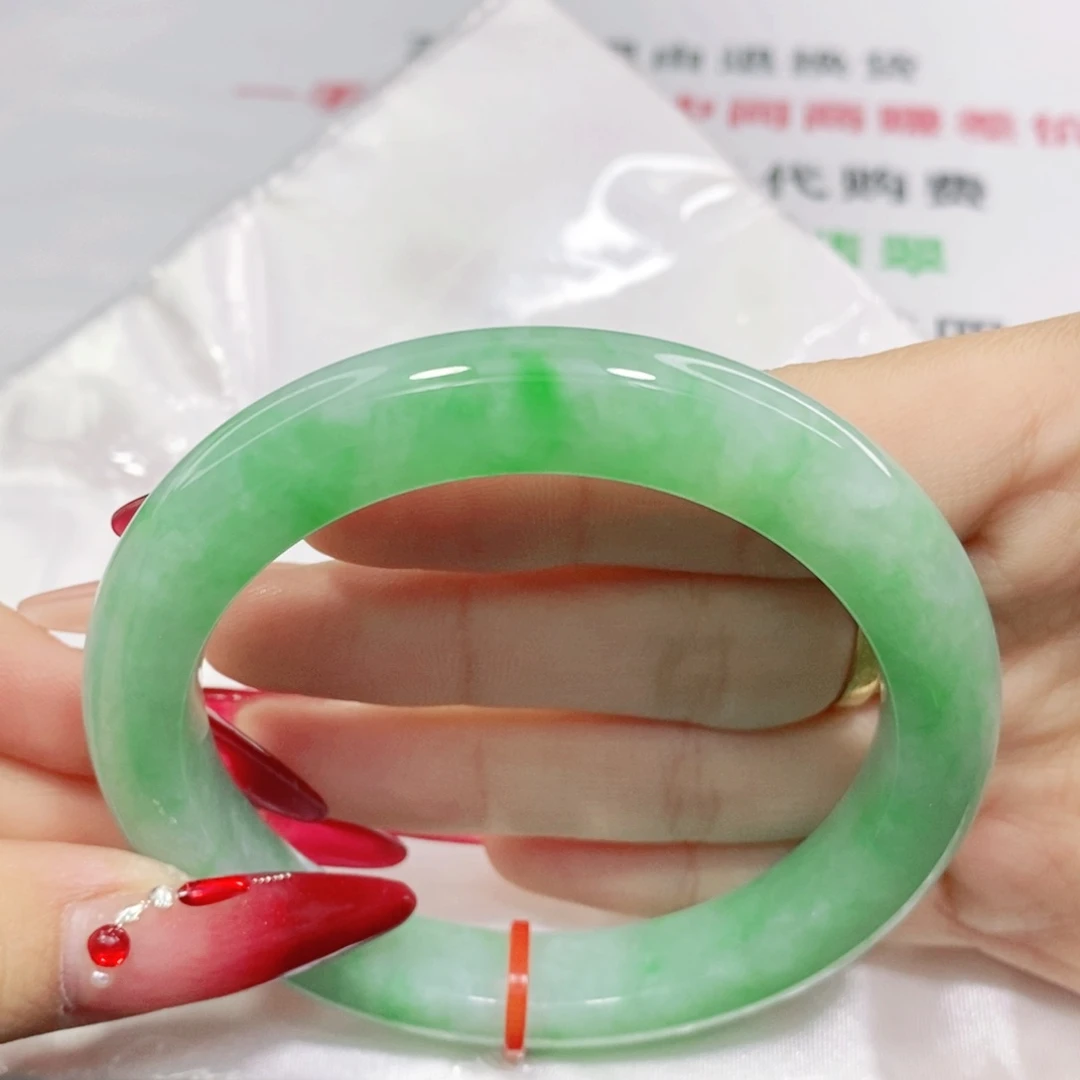 翡翠手镯未镶嵌56.6圈。