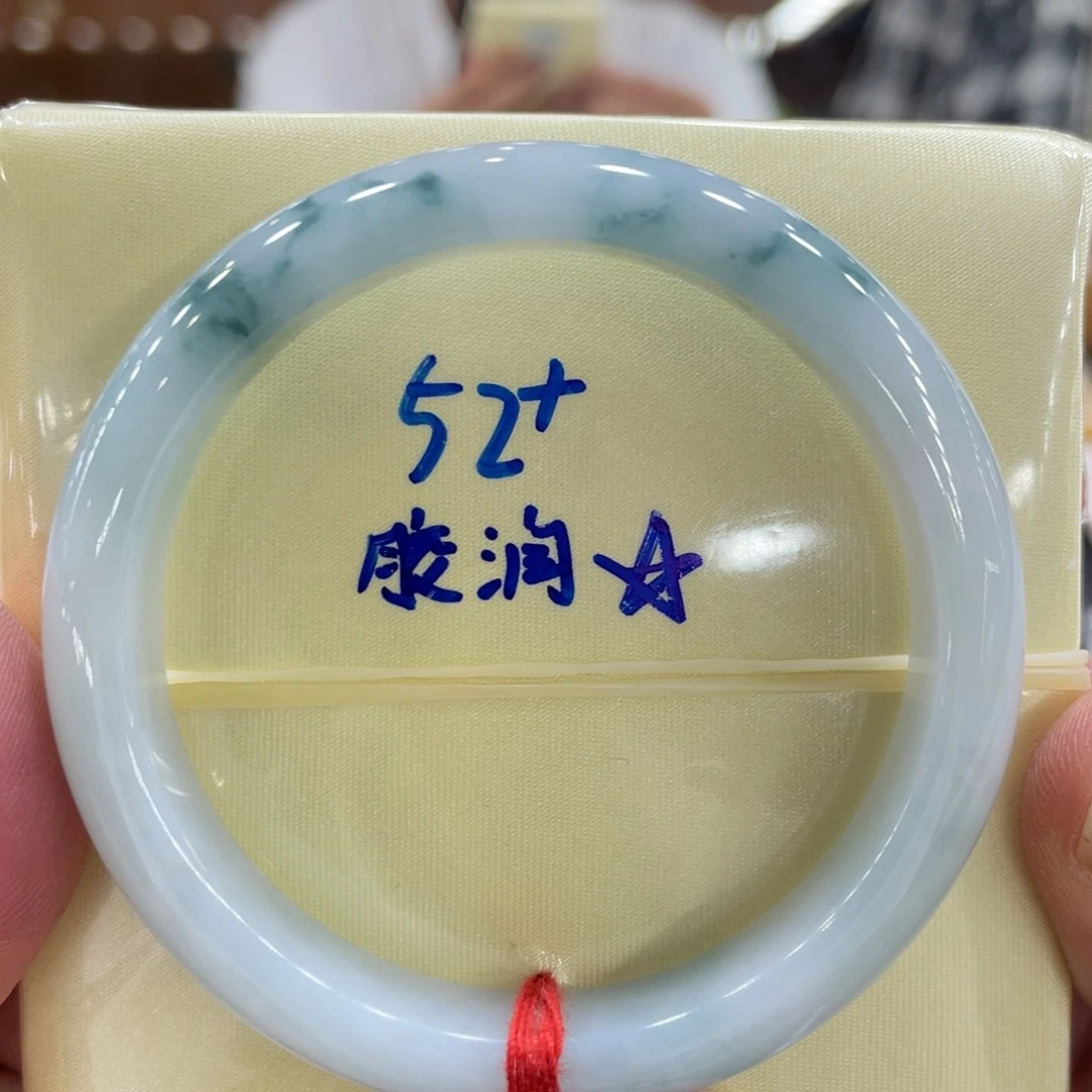 翡翠手镯未镶嵌翡翠