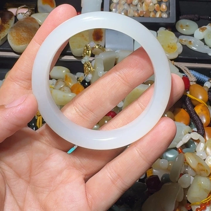 和田玉未镶嵌手镯