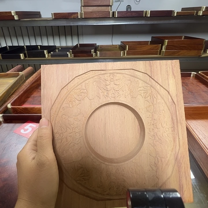 琪***格香花梨木的烟灰缸