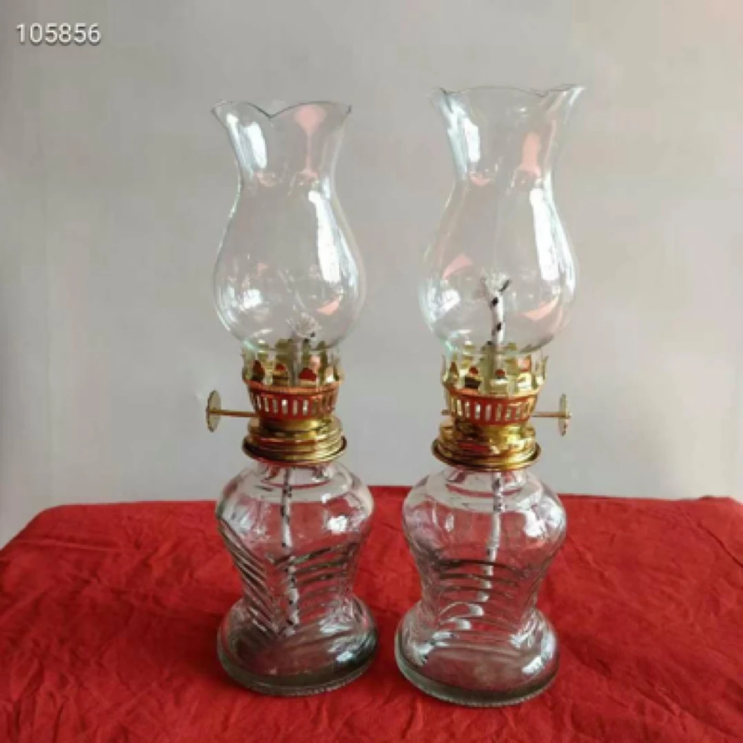 煤油灯一对，样式精致，品相完整，正常使用