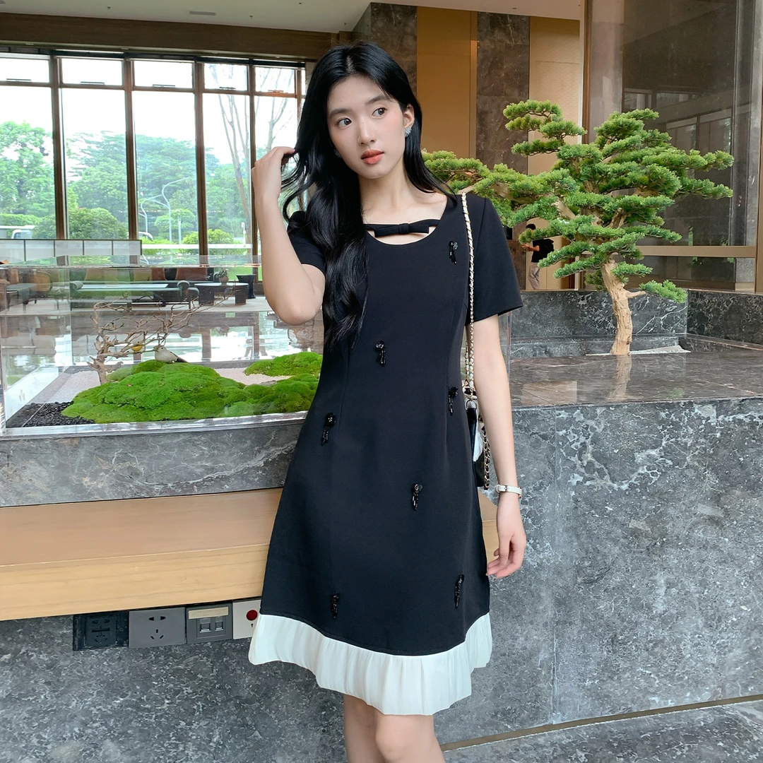 奢姿大码女装2025夏季减龄亮片立体装饰V领连衣裙胖妹妹时尚裙子
