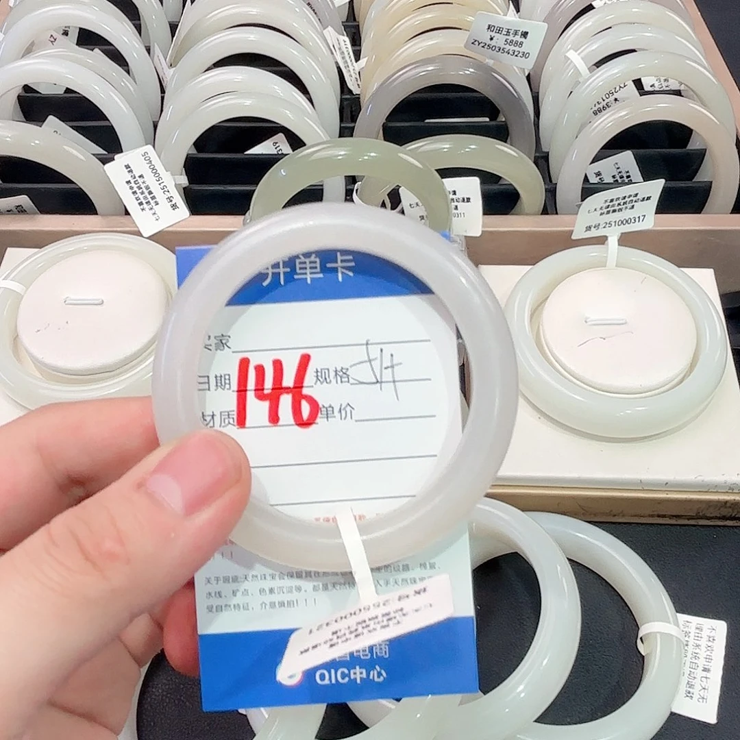 和田玉手镯未镶嵌