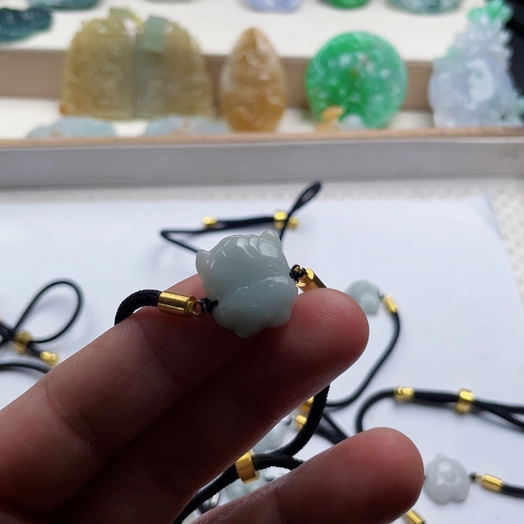 颈饰未镶嵌翡翠时**泪