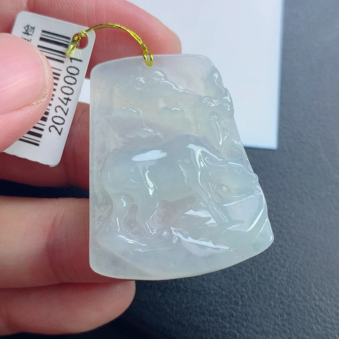 翡翠未镶嵌颈饰牛气冲天