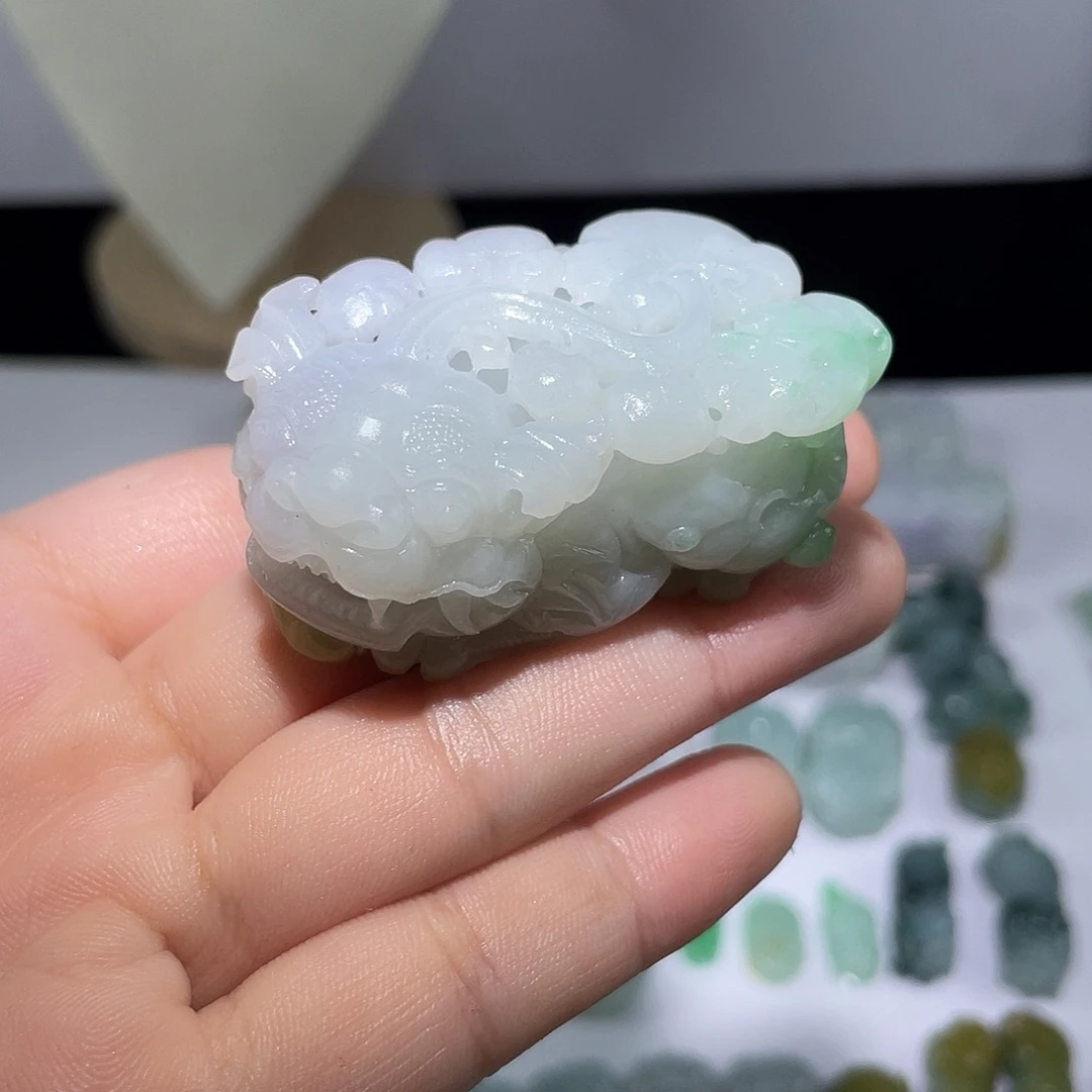 翡翠未镶嵌颈饰貔貅