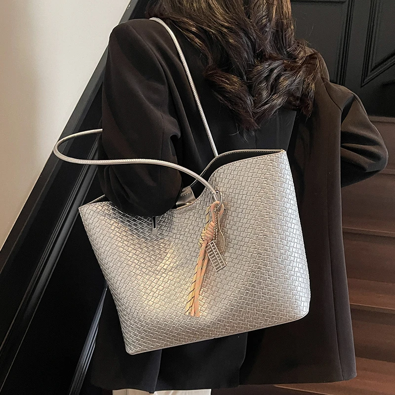 女托特包大容量包包2025新款夏季银色压花编织单肩包高级感通勤包