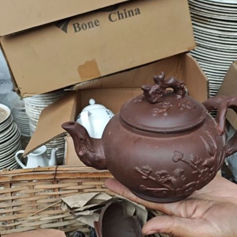 库存微瑕紫砂壶一个