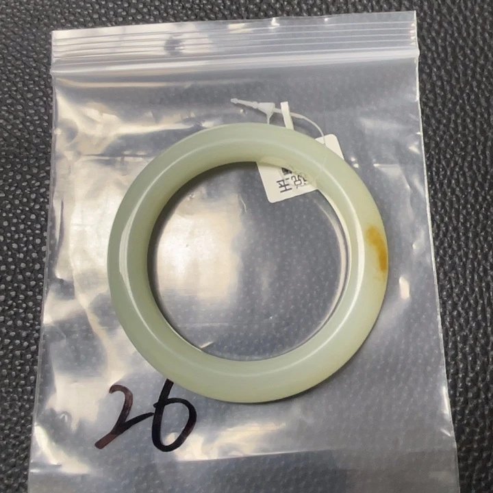 搬***工和田玉（糖玉）未镶嵌手镯