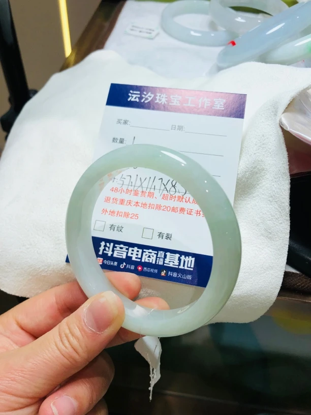 翡翠手镯淡底色完美