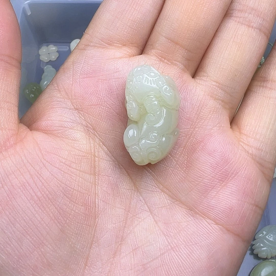 和田玉未镶嵌吊坠(赠链)