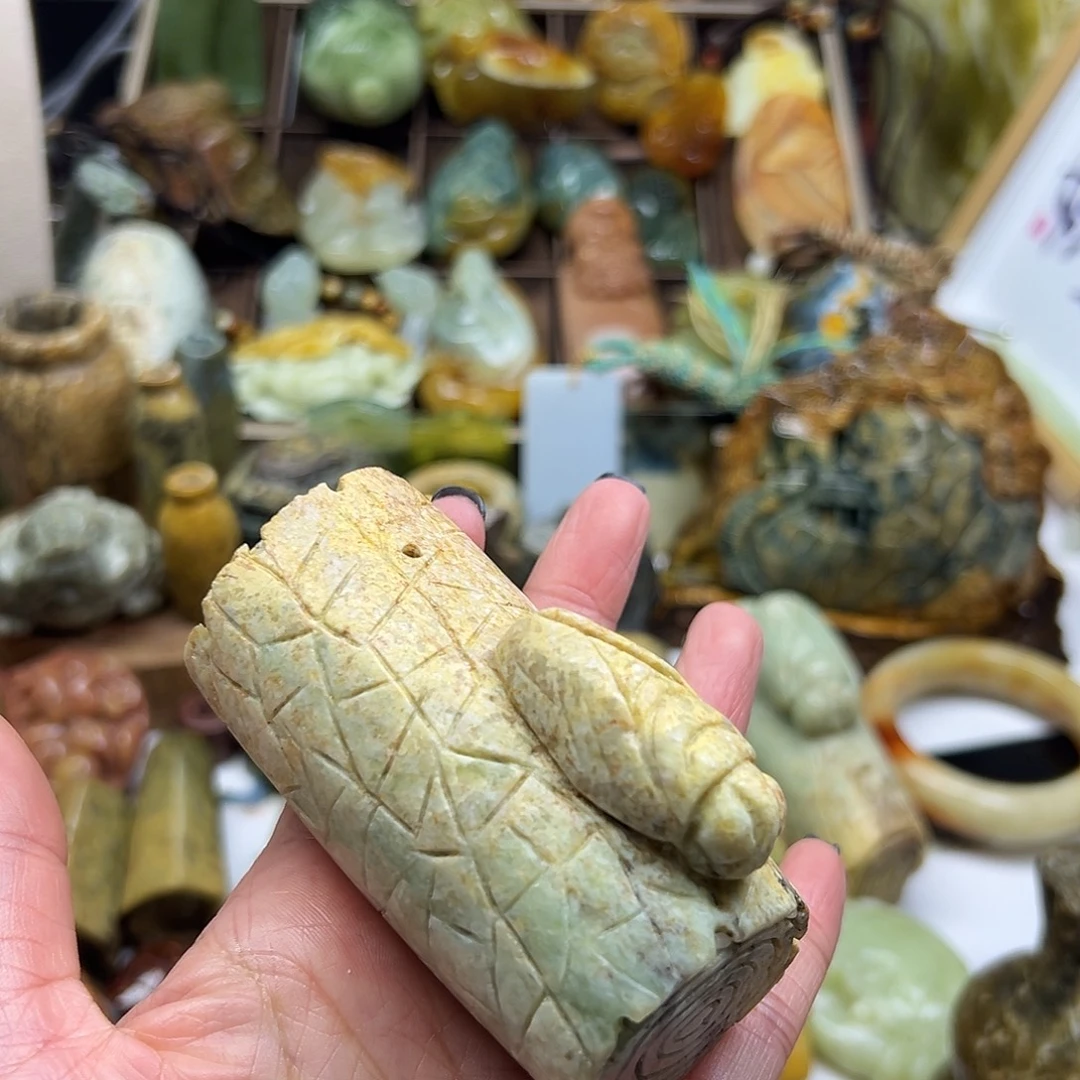 颈饰未镶嵌岫岩河磨玉（透闪石质玉）河磨玉椴树林知了