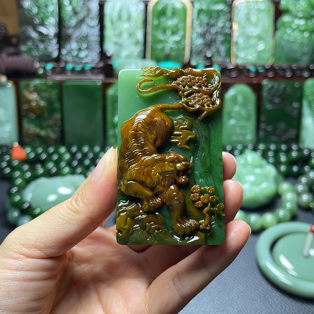 念***着和田玉未镶嵌颈饰