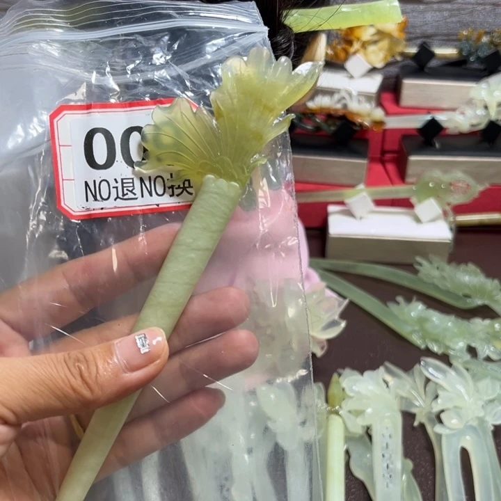 一***豆未镶嵌蛇纹石玉发饰