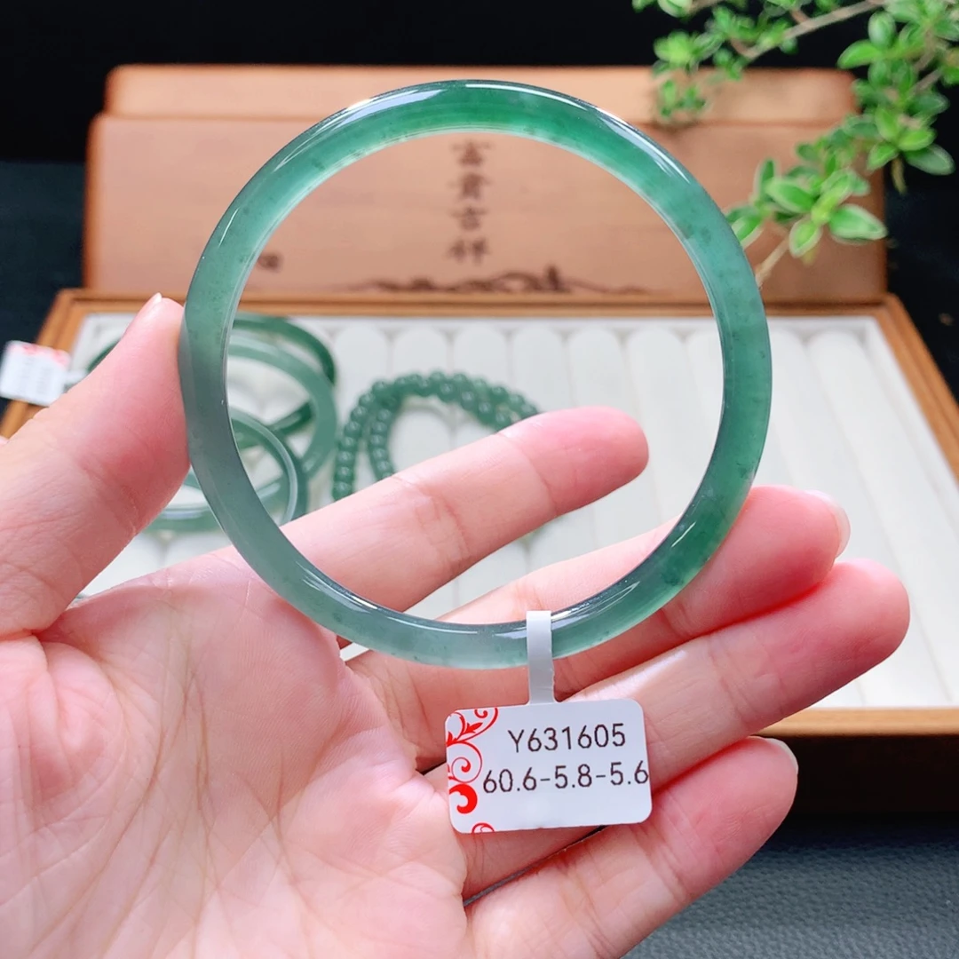未镶嵌手镯（圆镯）翡翠