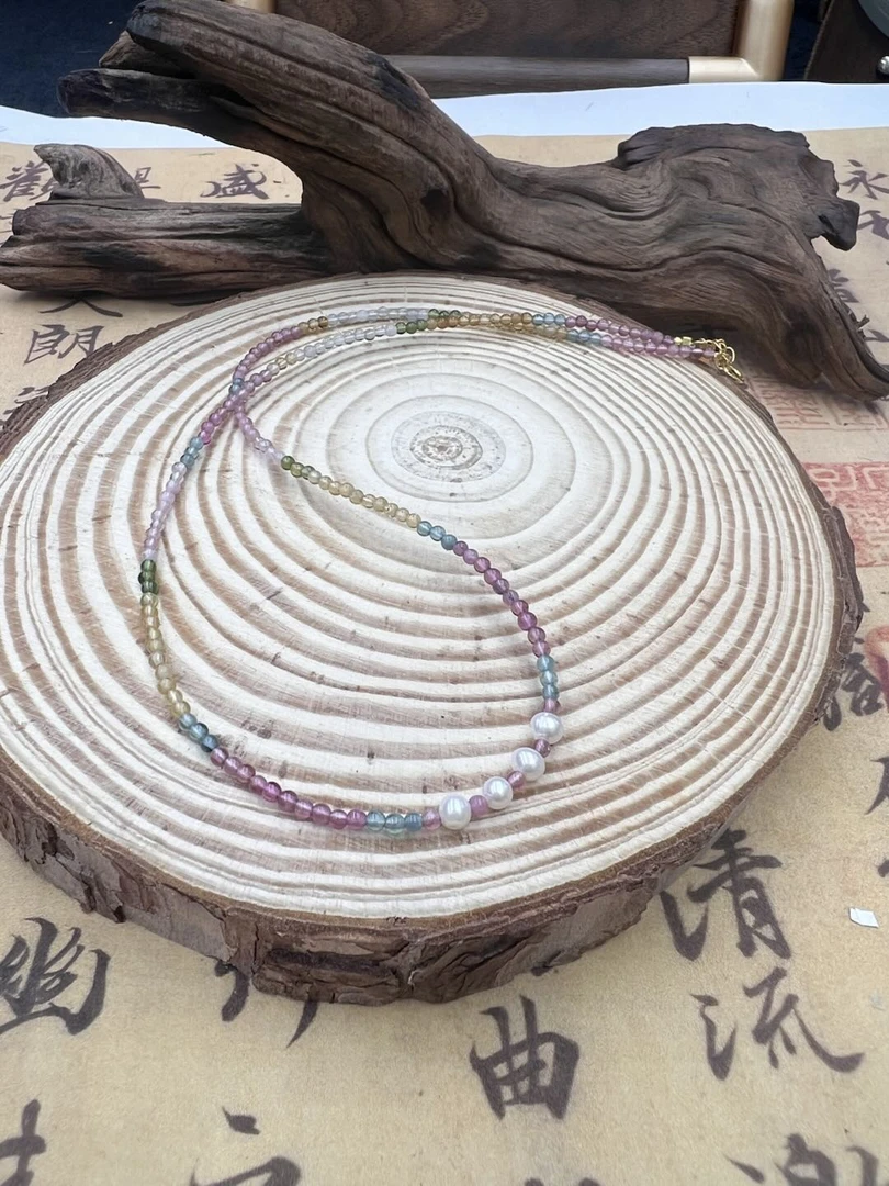 精美彩色饰品一个