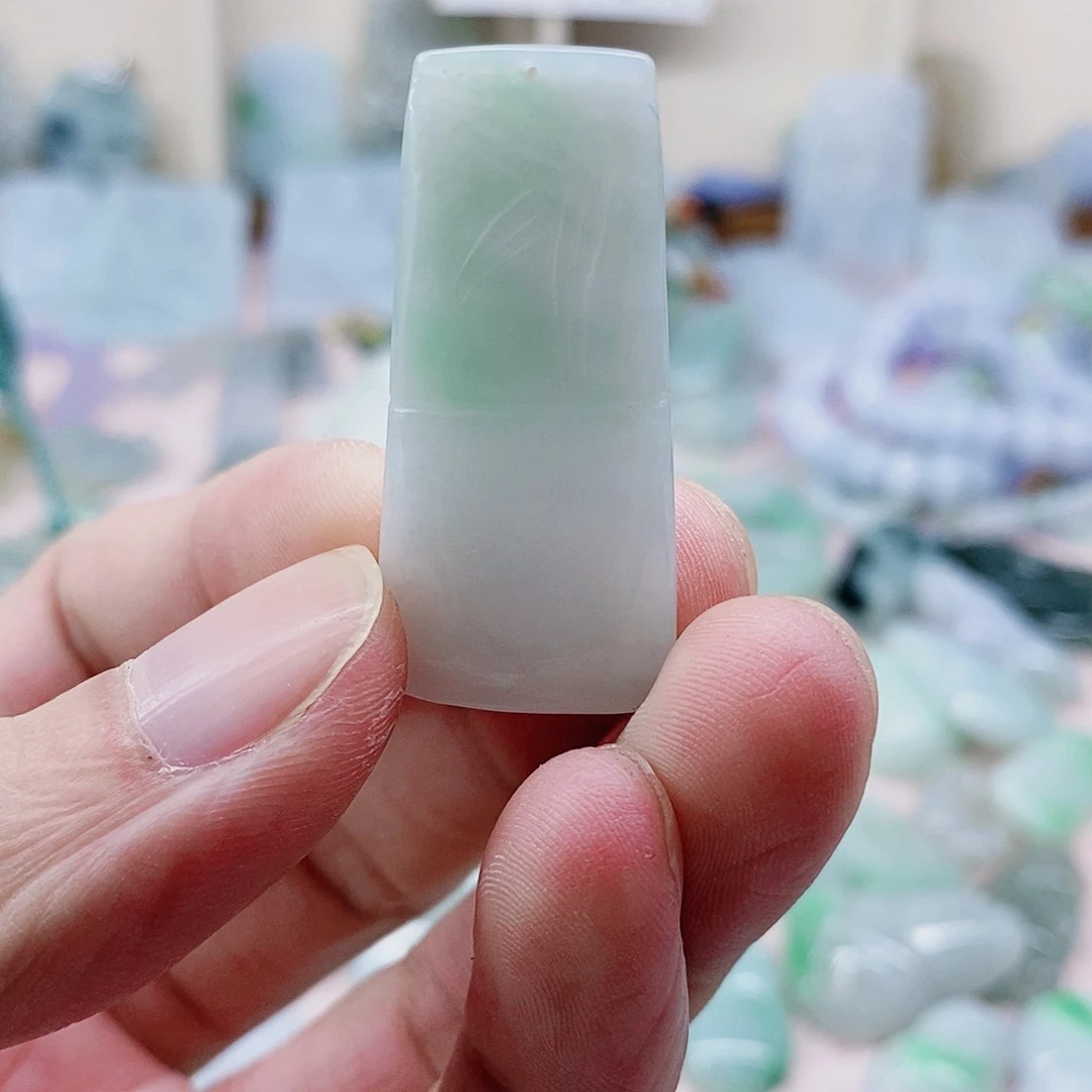 颈饰未镶嵌翡翠天然
