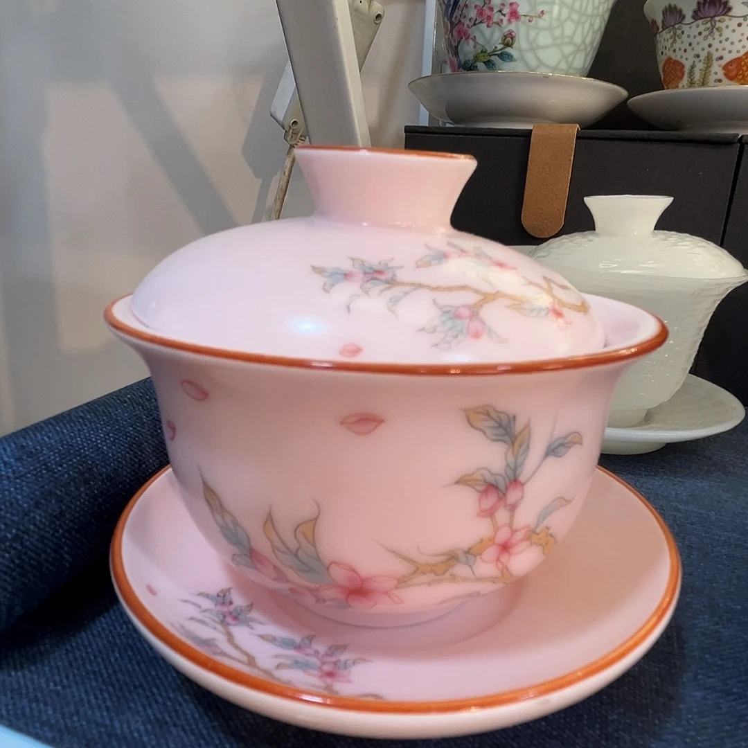 这些盖碗很漂亮！！